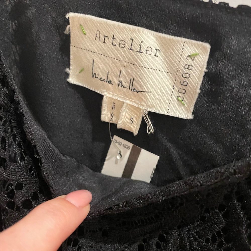 Black arterier Nicole Miller top